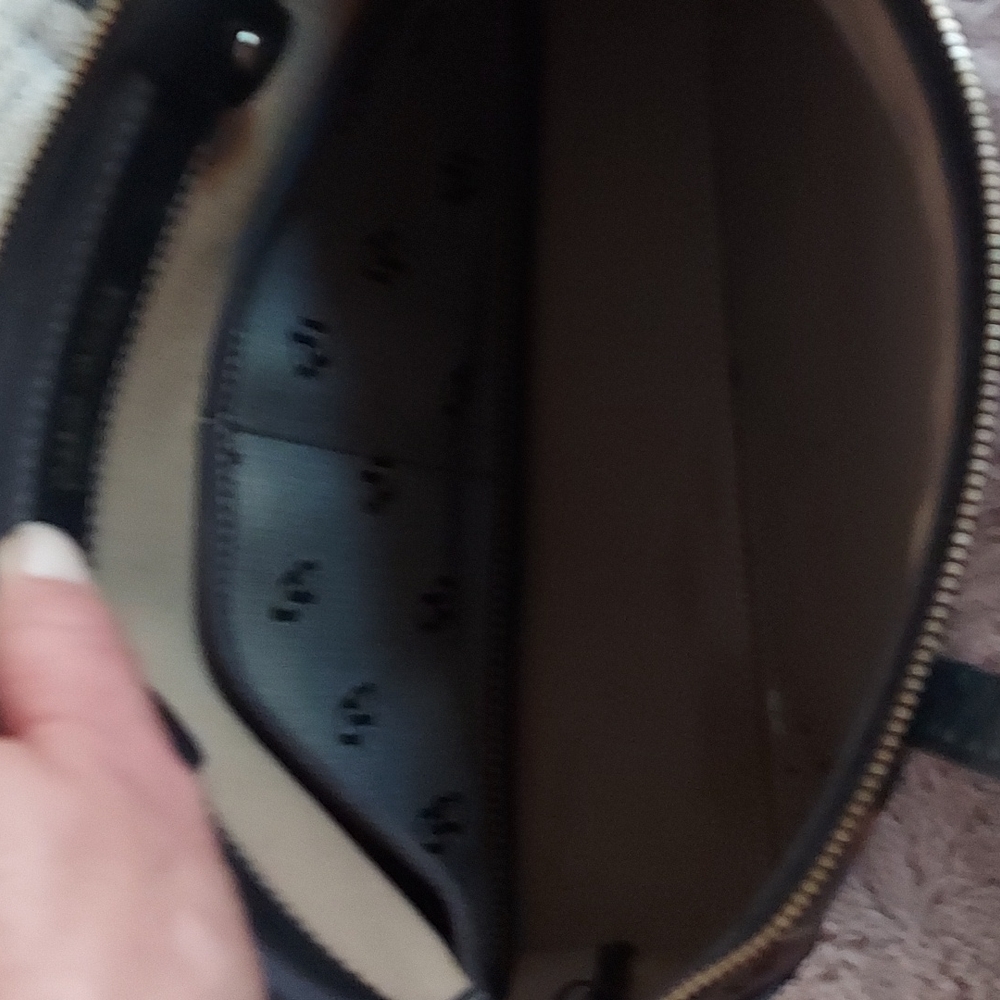 Dooney & Bourke - Picture 6 of 8